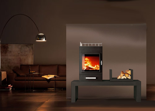 stufa skantherm archetyp nella versione con pratica panca e modulo portalegna, installata davanti ad un tratto di parete appositamente creato